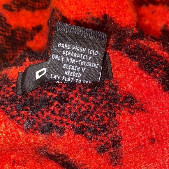 DKNY Oversized Red and Black Houndstooth Scarf Blanket Wrap NWT - Picture 3 of 6